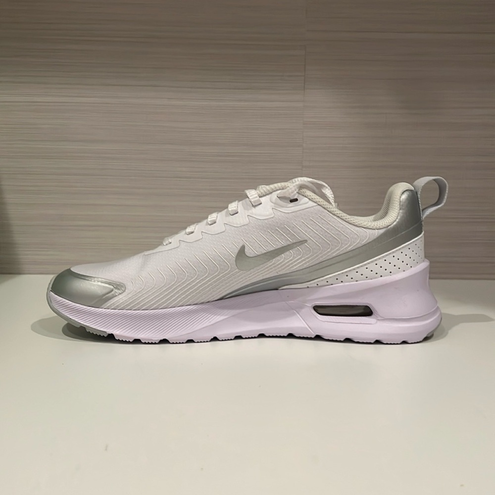W Nike Air Max Nuaxis ( size 9.5 )